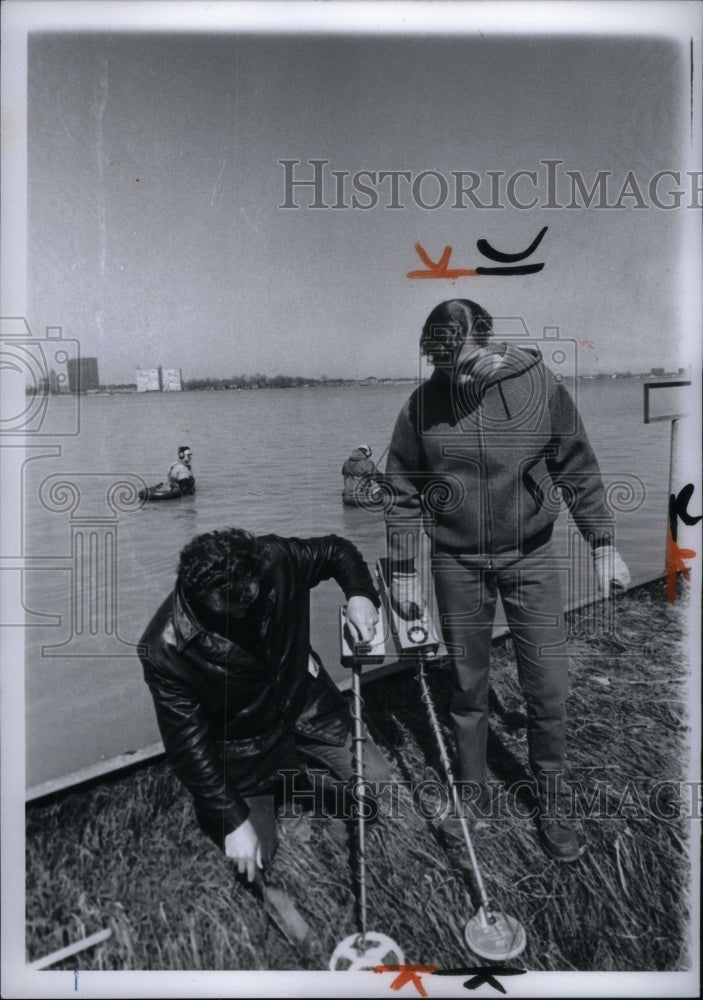 1973 Press Photo Detroit Treasure Hunt Metal Detectors - RRU52975 - Historic Images