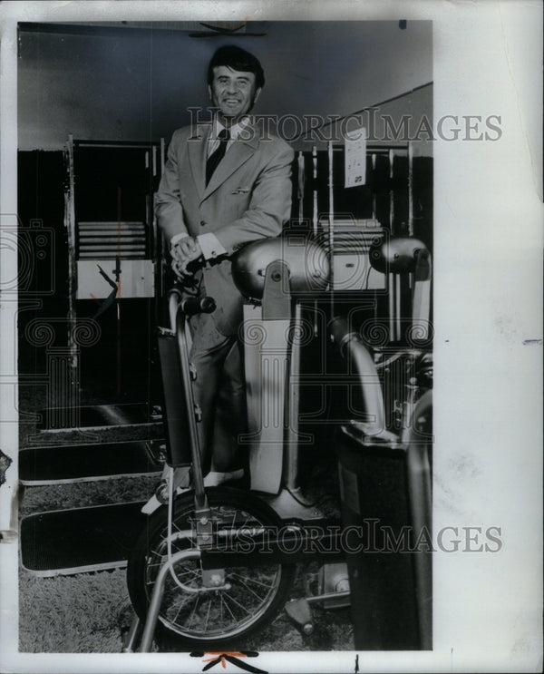 1971 Figure Spas Director Ed Allen Exercise - RRU53091 - Historic Images