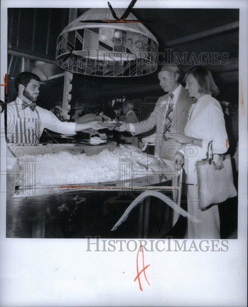 1976 Press Photo Waiter Ron Watts Harold Harko wife - Historic Images