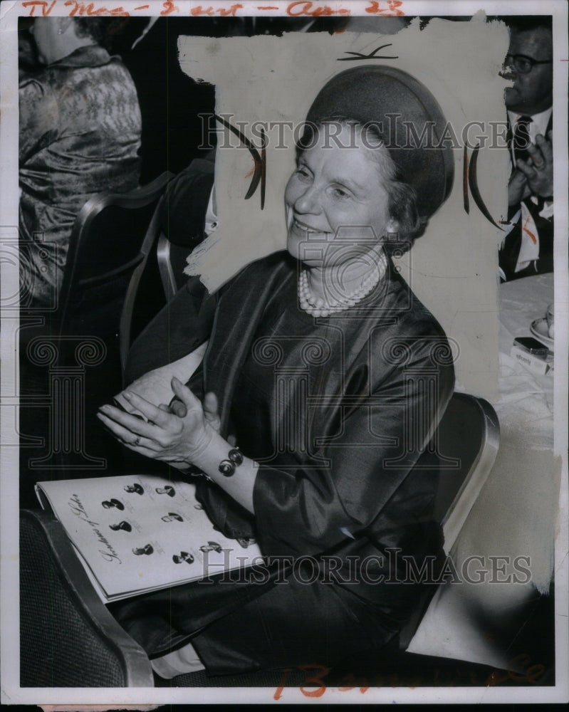 1963 Press Photo Mrs Mildred Jeffery Dam Man Committee - RRU53309 - Historic Images