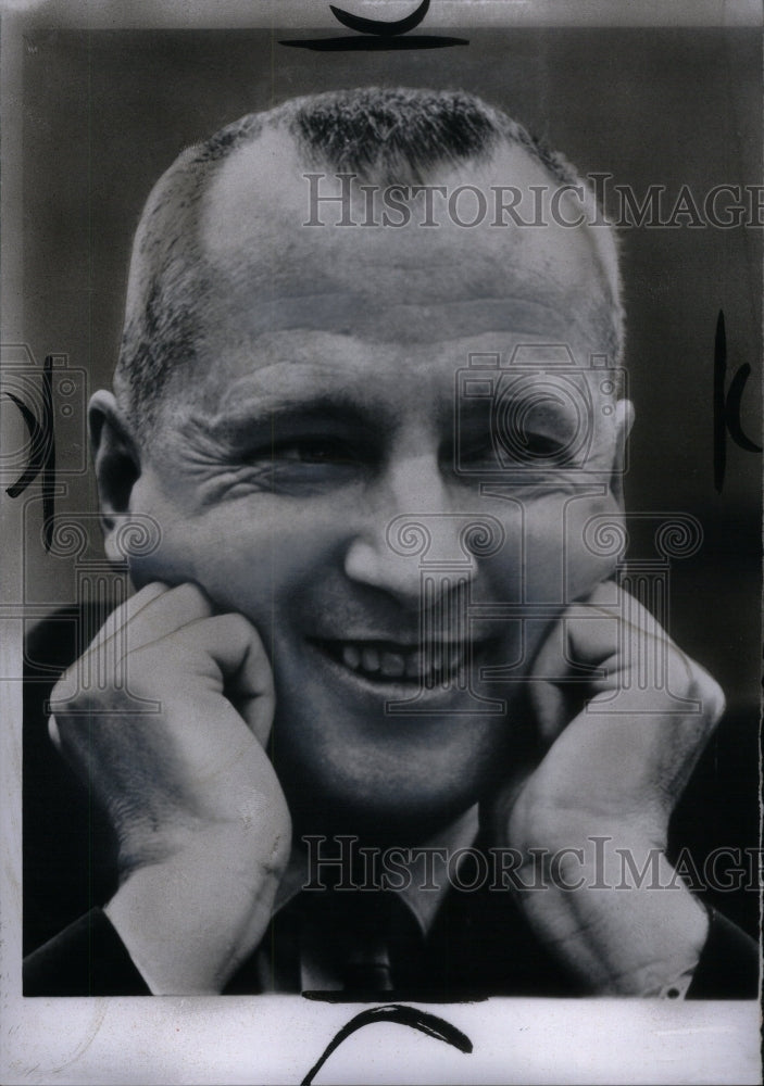 1960 Press Photo Dr R Bernard Finch Murder Charge Smile - Historic Images