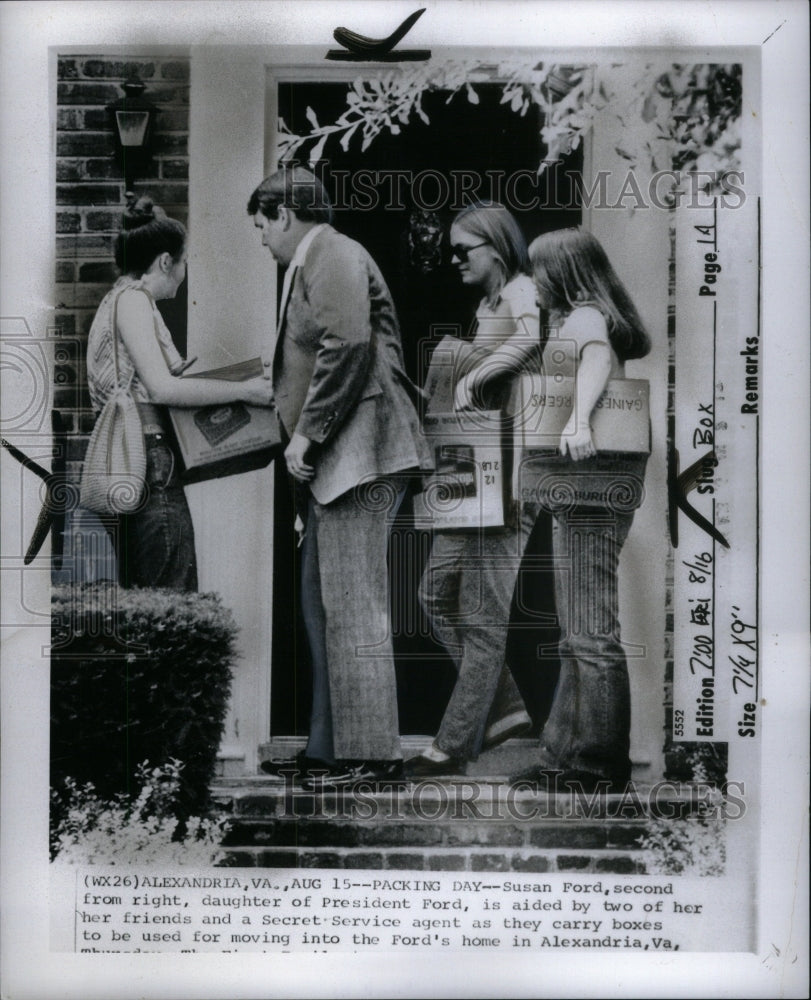 1974 Press Photo Susan Ford secret services agent boxes - Historic Images