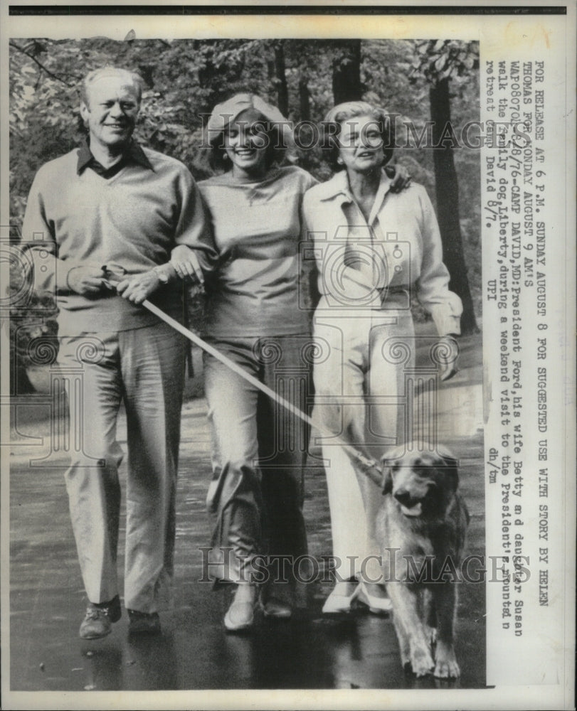 1976 Press Photo President Ford wife Betty Susan Walk - RRU53747 - Historic Images