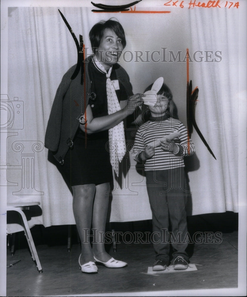 1970 Press Photo Edna Brown Yvonne Young Eye Test - RRU53757 - Historic Images