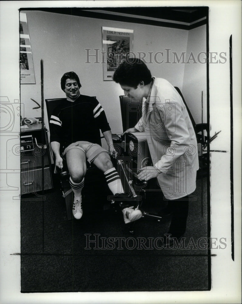 1981 Press Photo Sports Medicine Henry Ford Hospital - RRU53819 - Historic Images