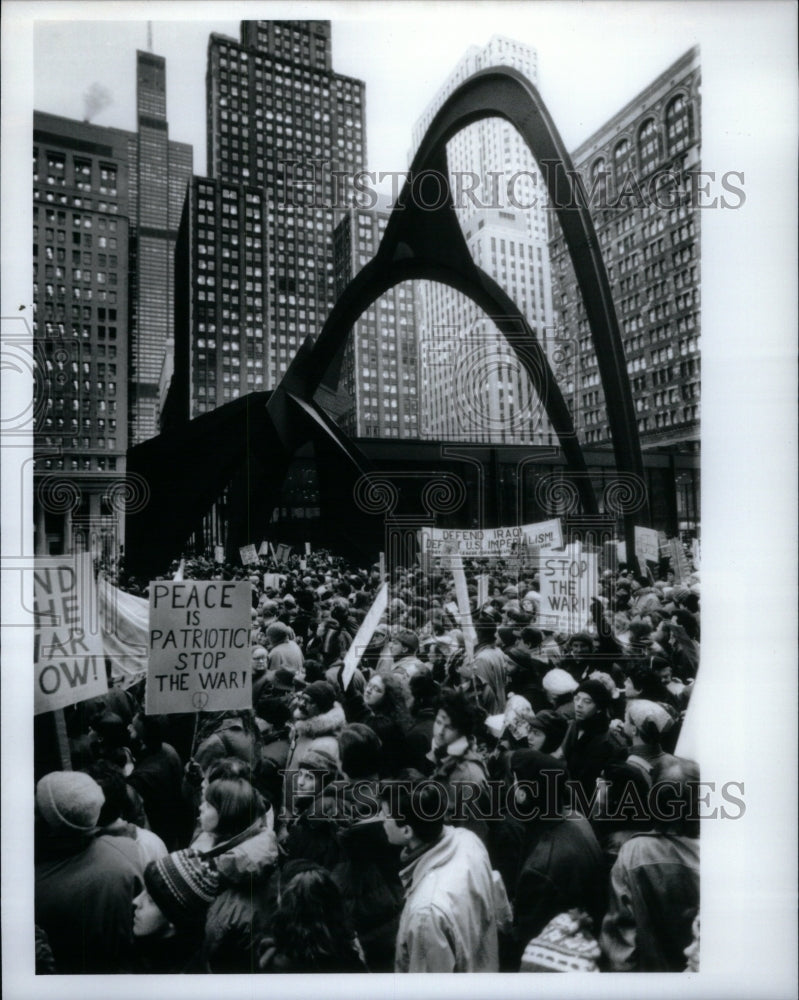 1991 Press Photo Crowd RAlly Caldor Statue Federal Bldg - RRU53929 - Historic Images