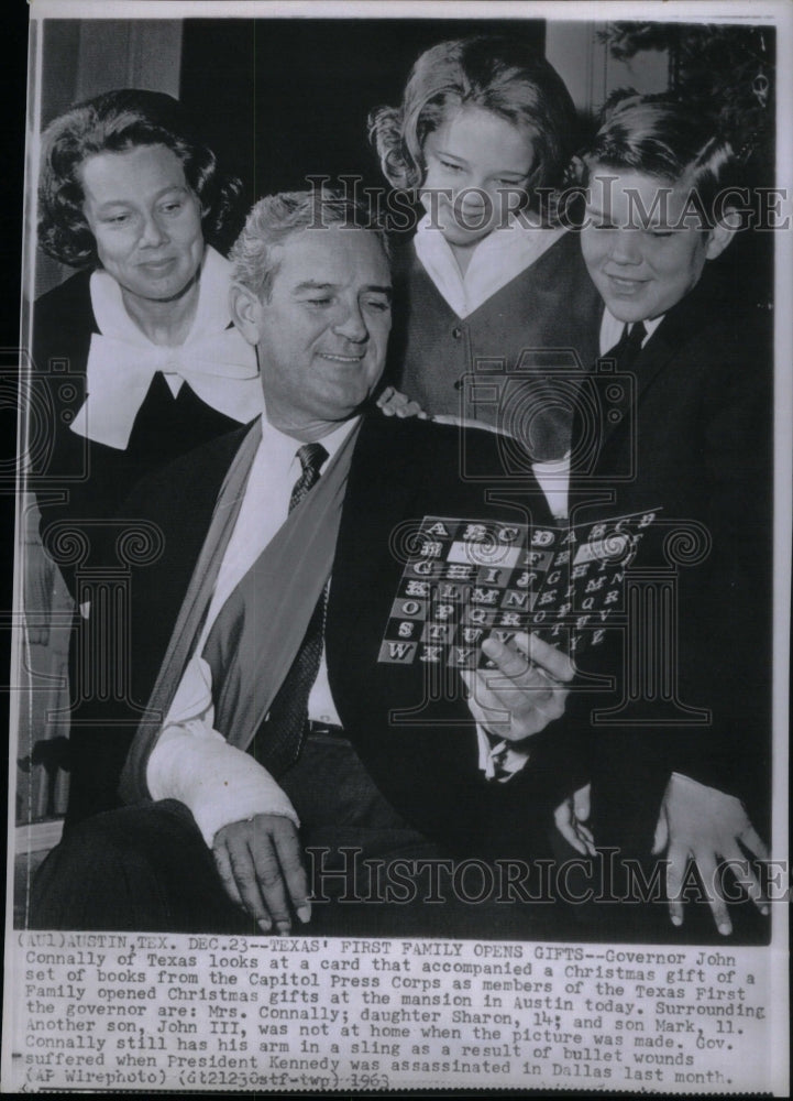 1963 Press Photo Texas First Family Gifts John Connally - RRU54133 - Historic Images