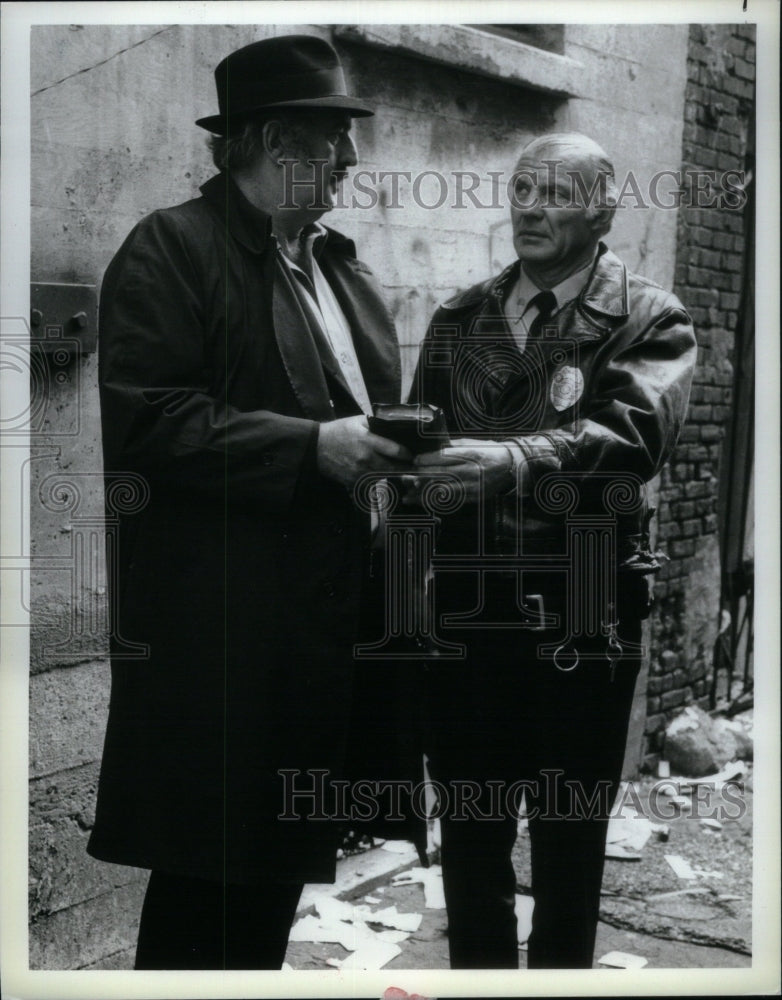 Press Photo Two men talking - Historic Images