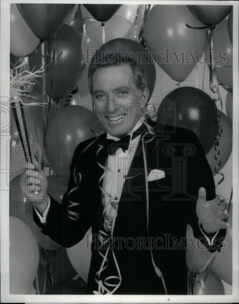 1983, howard andrew andy williams new year - RRU54625 - Historic Images