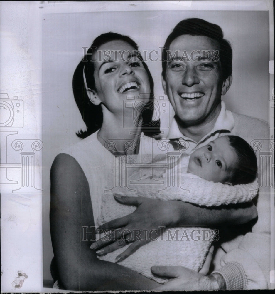 1963 Press Photo Andy Williams Wife Son Smile Family - RRU54629 - Historic Images