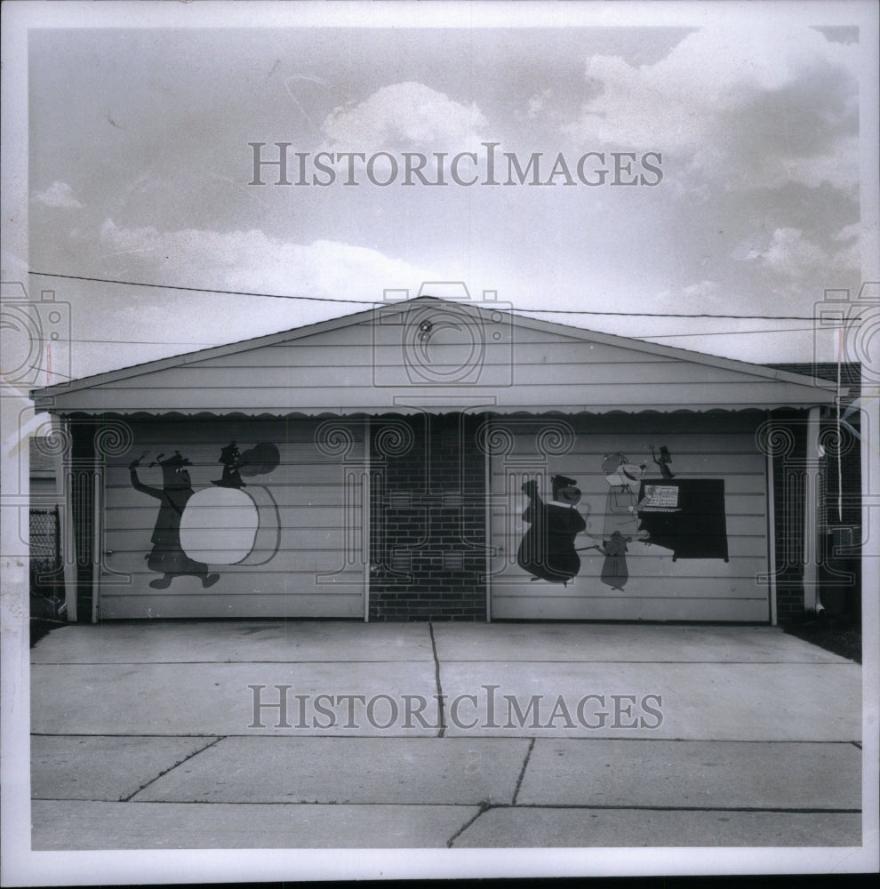 1966 Press Photo Donald Redmond Garage Picture - RRU54759 - Historic Images