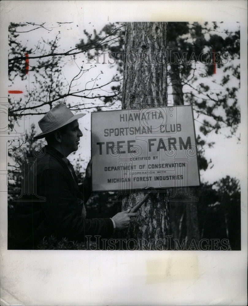 1953 Press Photo Cliff Walmsely Escanaba  Michigan Club - Historic Images