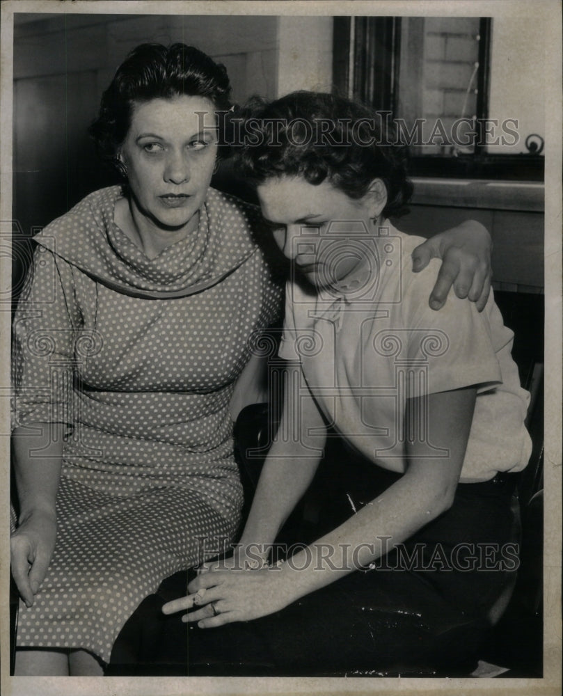 1958 Press Photo Mrs.Best Consoles Mrs Dorthy Syme - RRU54865 - Historic Images