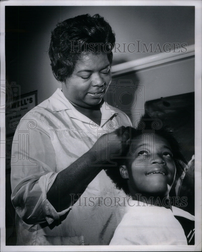 1966 Press Photo Mrs AdaMac Richard Yvonne Brook Hair - Historic Images