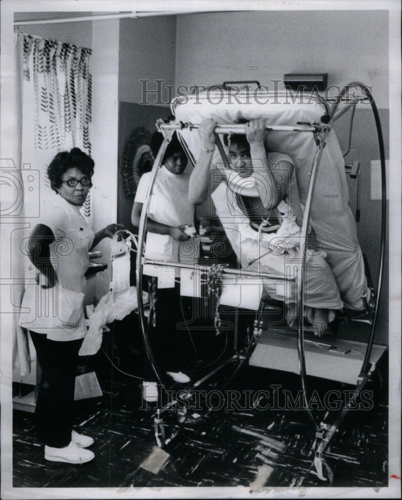 1971 Press Photo Jony Rich Mrs Florence Tabb Nurse Aid - RRU54991 - Historic Images