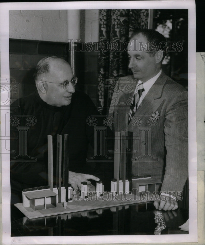 1951 Press Photo University Detroit Charles Richardson - RRU55195 - Historic Images