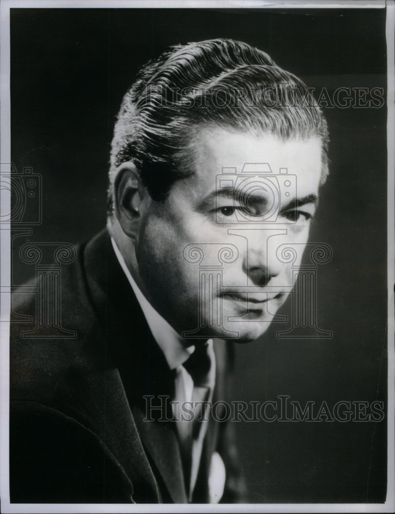 Press Photo Ed Pierce Producer Shows Picture Black Caot - RRU55485 - Historic Images