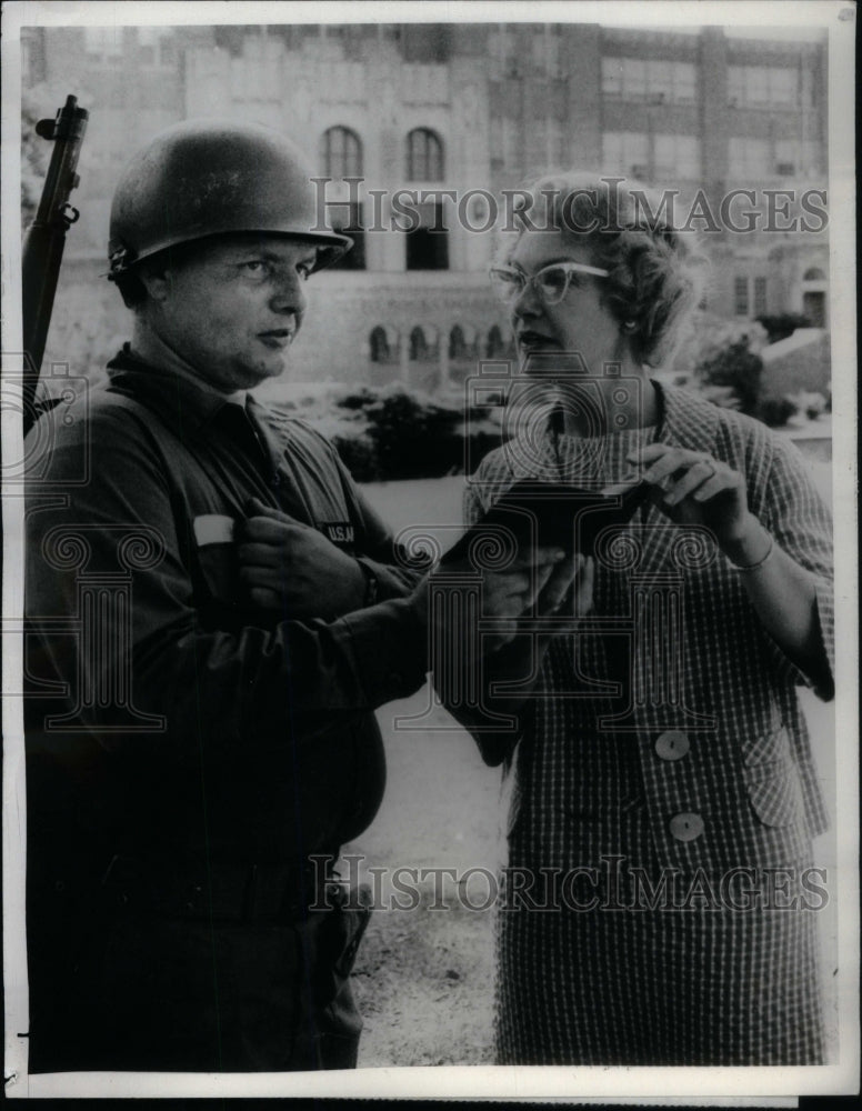 1983 Press Photo Joanne Woodward soldier producer role - Historic Images