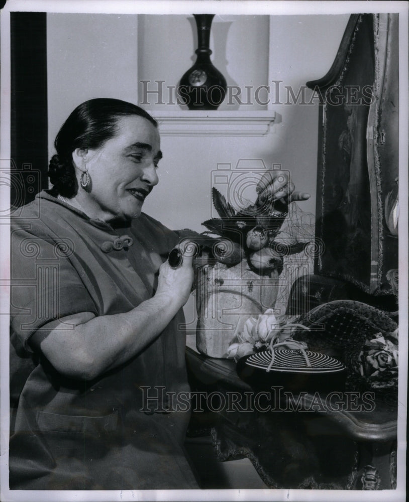 1955 Press Photo Restauranteur Mrs Pike Making Hats - RRU55781 - Historic Images