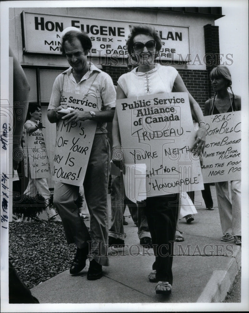 1982 Picket Eugene whelans devonshire mall - Historic Images