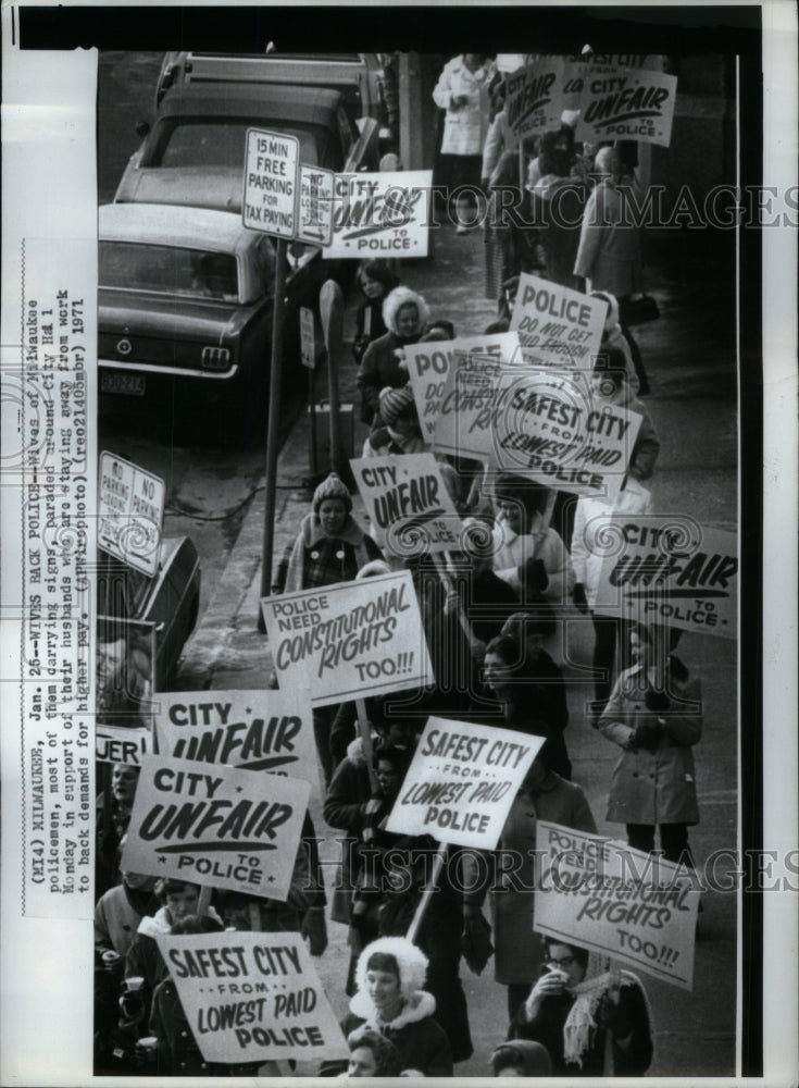 1971 Press Photo Milwaukee policemen Wives carrying sig - RRU55809 - Historic Images