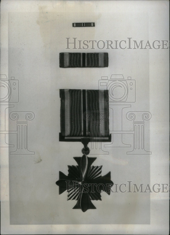 1932 Press Photo ARMY DECORATION FLYING CROSS - RRU55953 - Historic Images