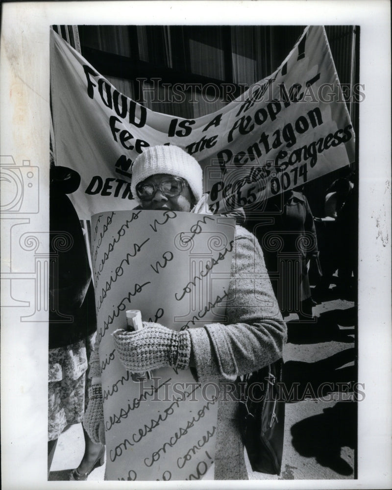 1982 Elizabeth Toran MESC Picketing - Historic Images