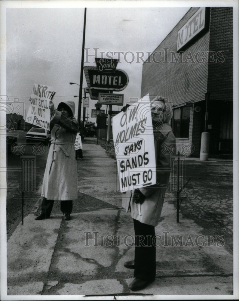 1984 Press Photo Sand Hotel Folk Pastor Pearson Elle - Historic Images