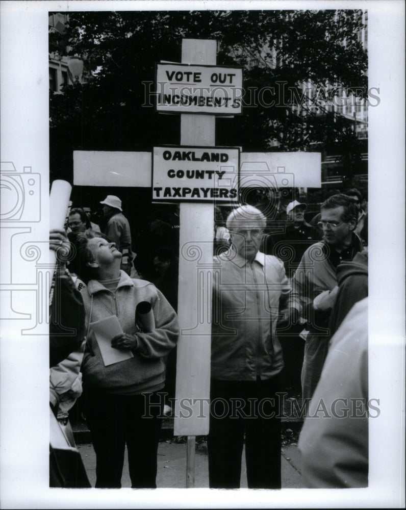 1990, PICKETING MARIE GRETKA TOM SCHOENHERR - RRU56015 - Historic Images