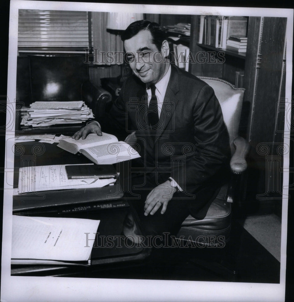 1966 Press Photo Rabbi Morton Kanter Office Books - Historic Images