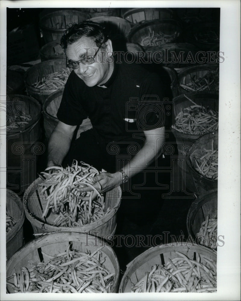 1980, Rev. Lloyd Thiel Capucin Soup Kitchen - RRU56109 - Historic Images