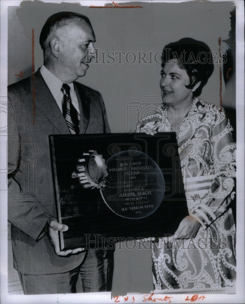 1970 Press Photo Trustees Board Budds Accepts Award - RRU56759 - Historic Images