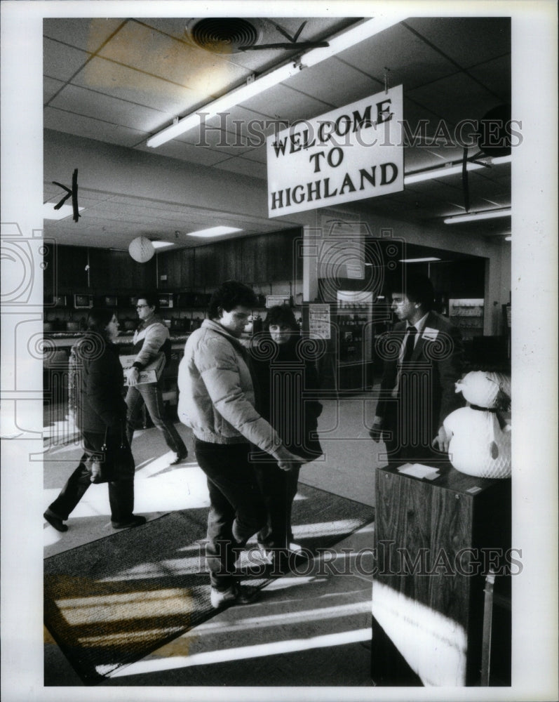 1985 Press Photo Customers Highland Appliance Detroit - RRU57059 - Historic Images