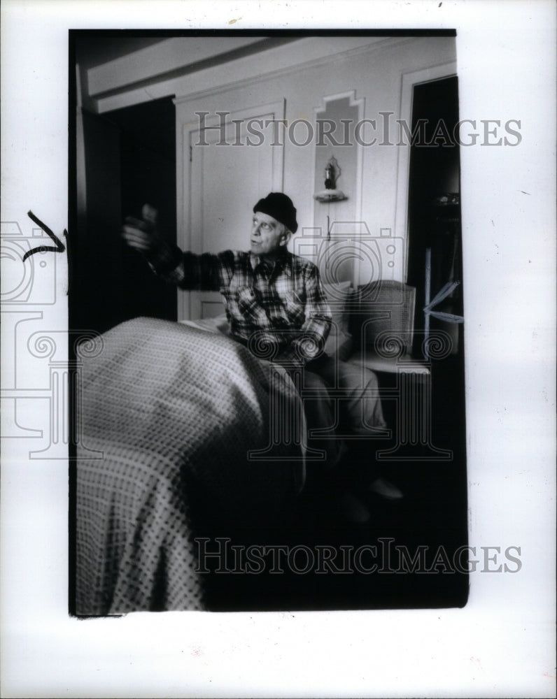 1996 Press Photo Elderly Detroit Man Apartment Complex - RRU57095 - Historic Images