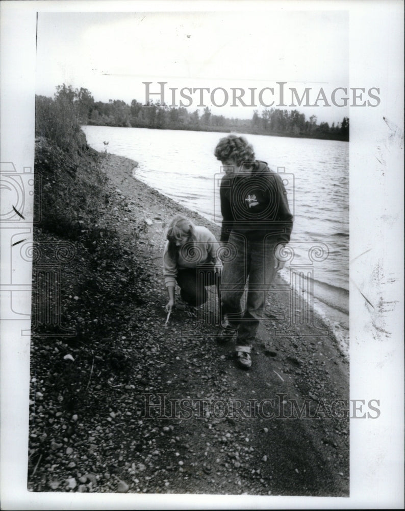 1986 Panther Impressions in gravel pit - RRU57113 - Historic Images