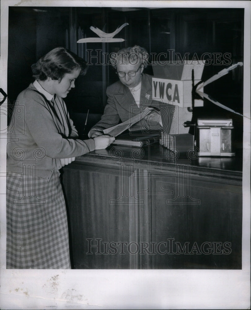 1954 Press Photo Detroit YWCA Doree Lupfer - Historic Images