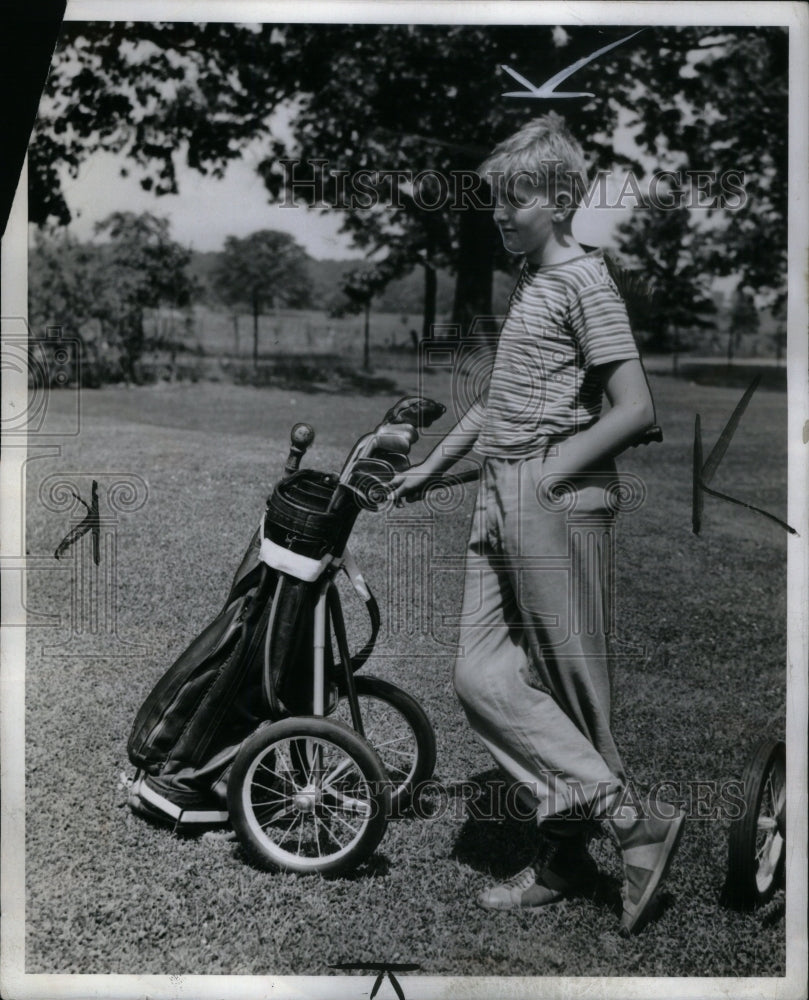 1941 Press Photo Caddie Cart Golfing - Historic Images