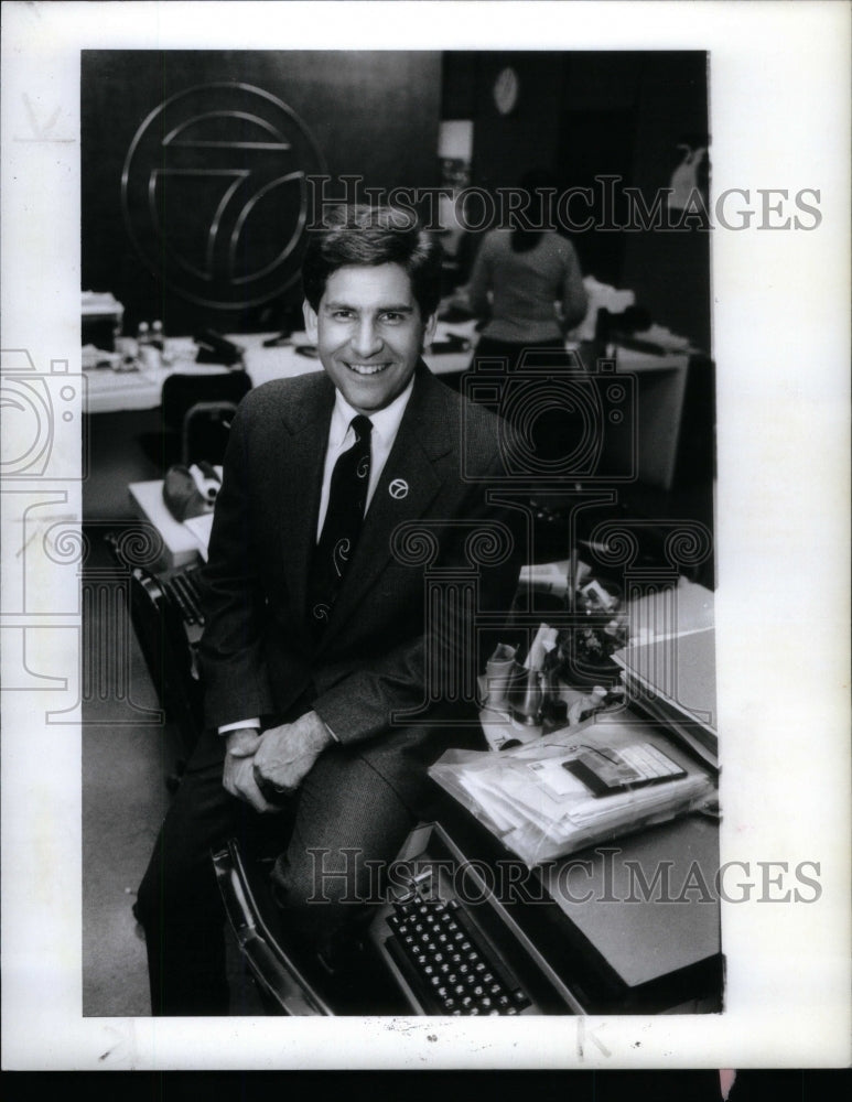 1990, Gorden Guy, newcaster - RRU58067 - Historic Images