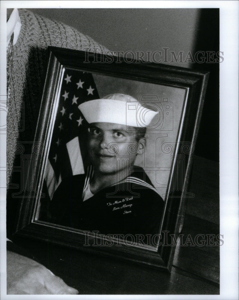 1990, Steven Thomas killed in Navy. - RRU58087 - Historic Images