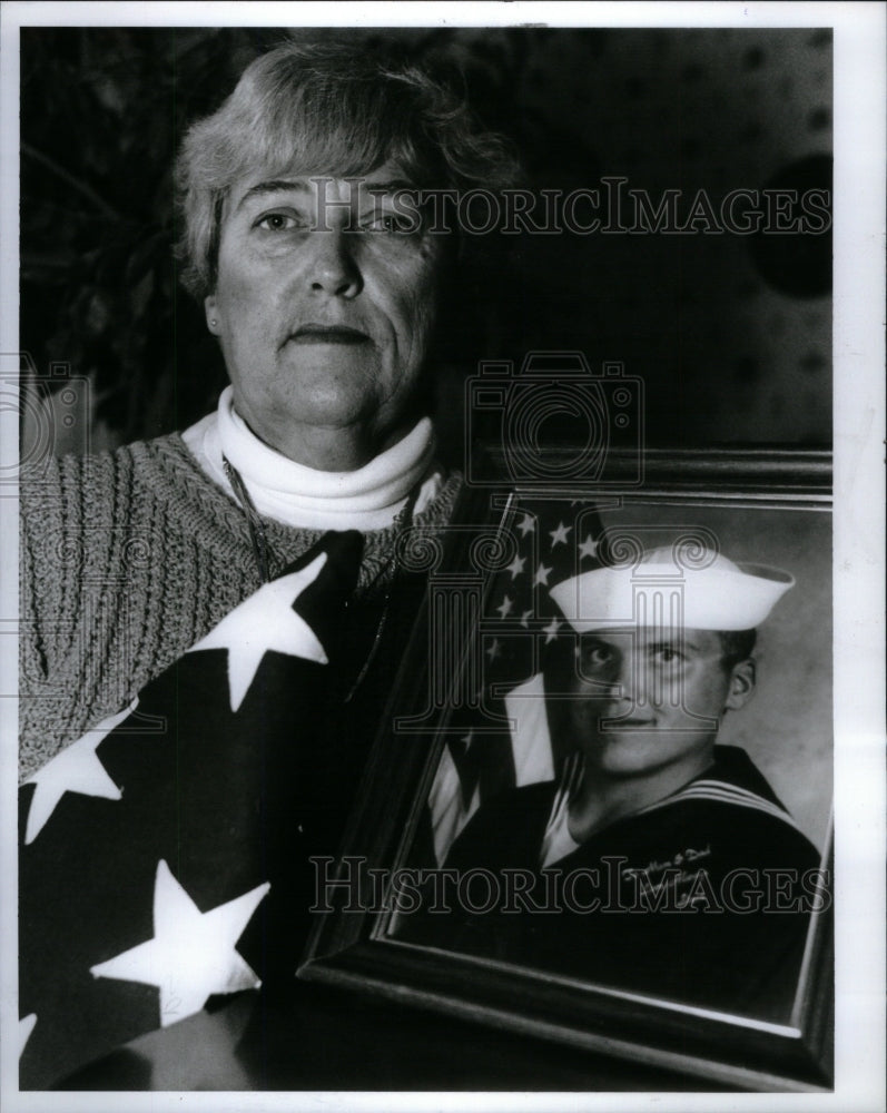 1990 Press Photo Mother With Picture Lost Son Erwin - Historic Images