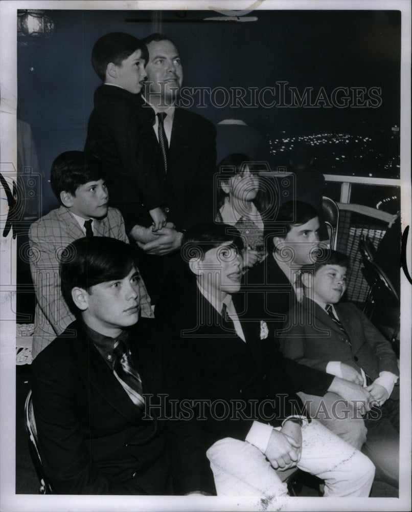 1969 Press Photo Jerry Cavenaugh and his children - RRU58263 - Historic Images