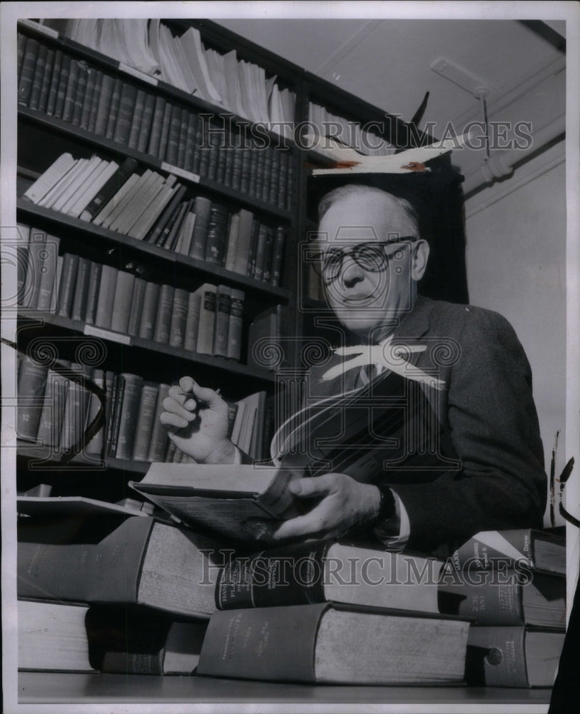 1956 Press Photo Pres Detroit Testing Lab Reading Books - Historic Images