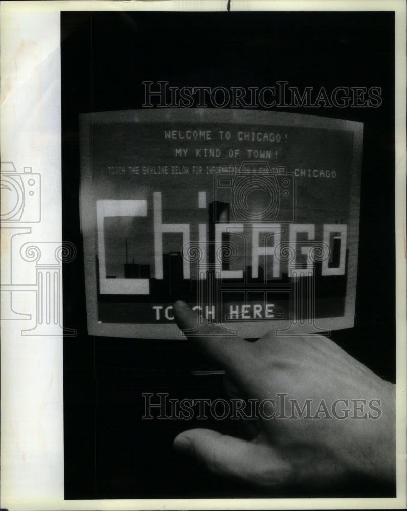 1983 Press Photo Chicago Tourist Info Service Terminal - RRU58281 - Historic Images