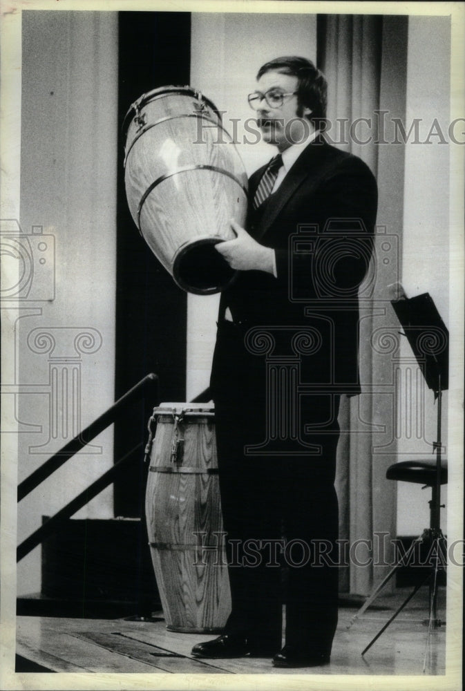 1982 Press Photo Barry Grossman talks about bongo drum - RRU58293 - Historic Images