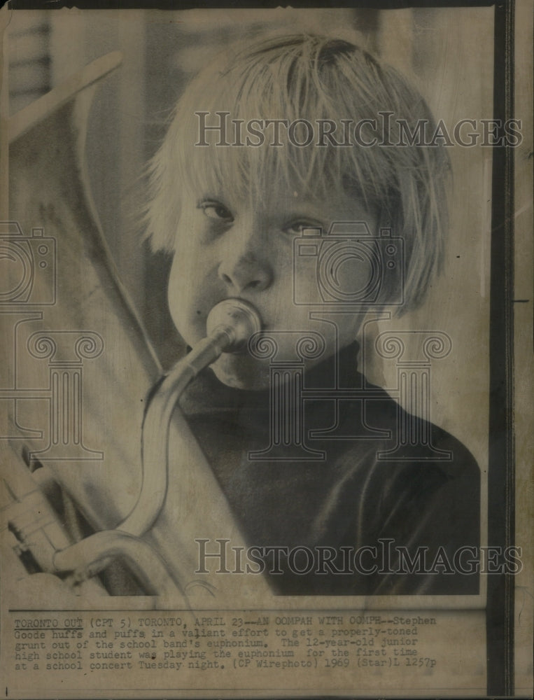 1969 Press Photo Kid Playing Tuba Cross Eyed Toronto - Historic Images