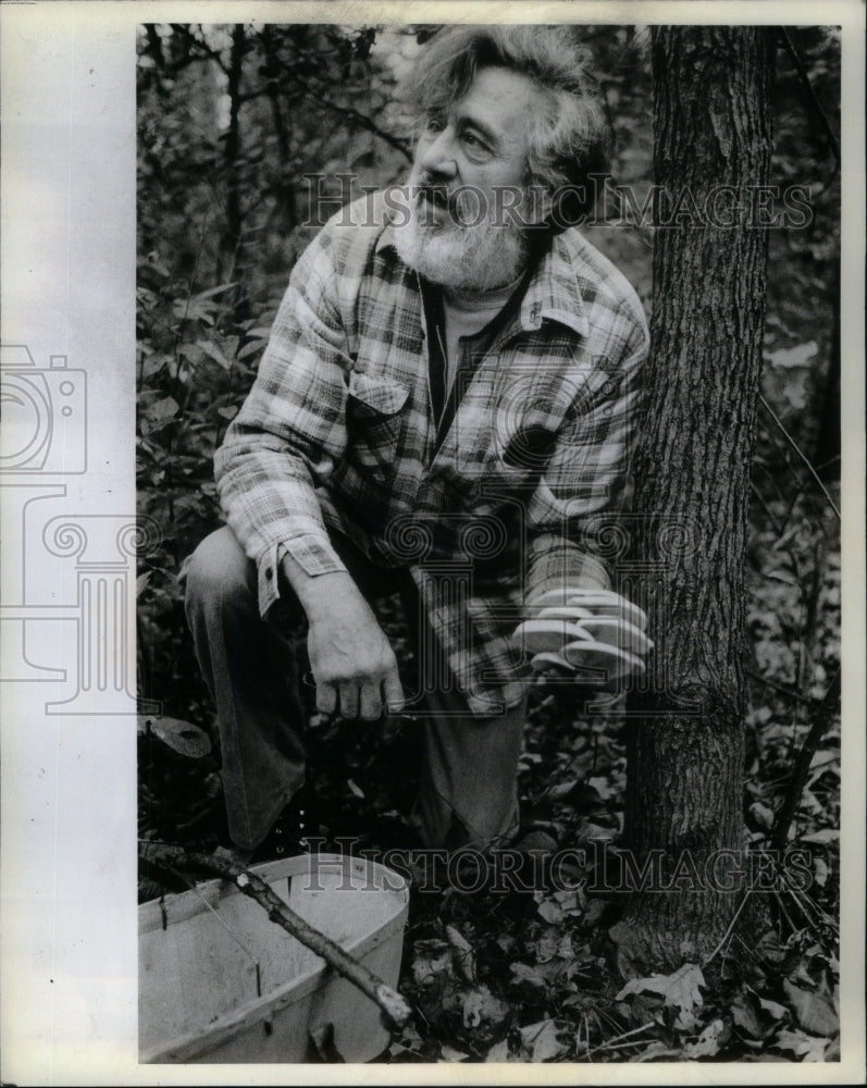 1982, Joe Rozbesky finds Mushroom - RRU58385 - Historic Images