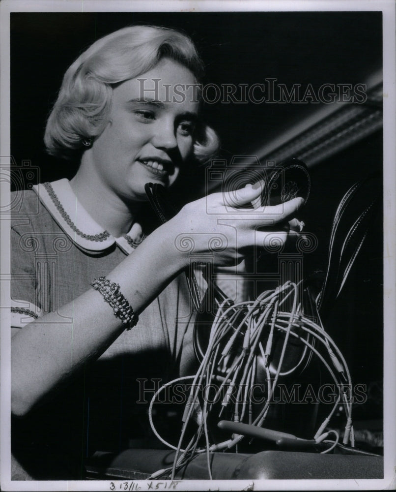 1960 Press Photo Gay Mercer Identifying Calculating - Historic Images