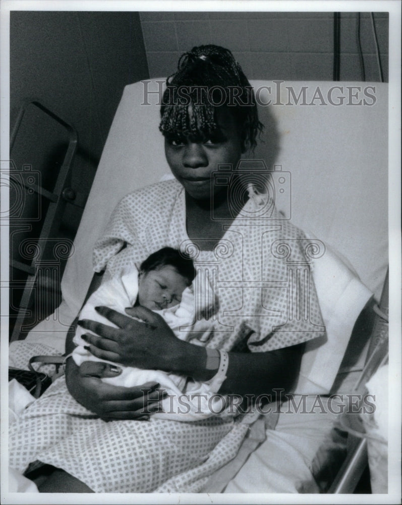 1992 Press Photo Tonya Tucker and baby. - RRU58533 - Historic Images