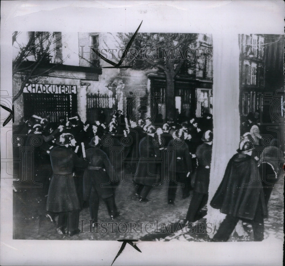 1947 Press Photo Police Clear Strikers Communist France - Historic Images