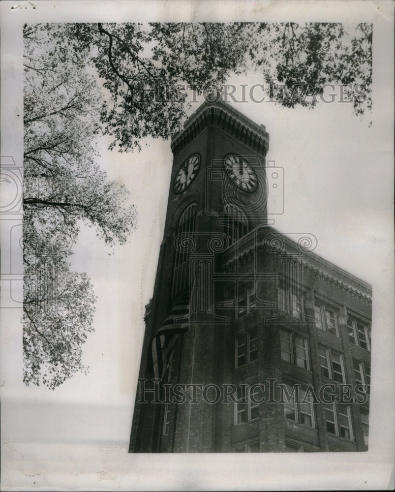 1952 Press Photo Little Lynn Burnidge Diary Barn Watch - Historic Images